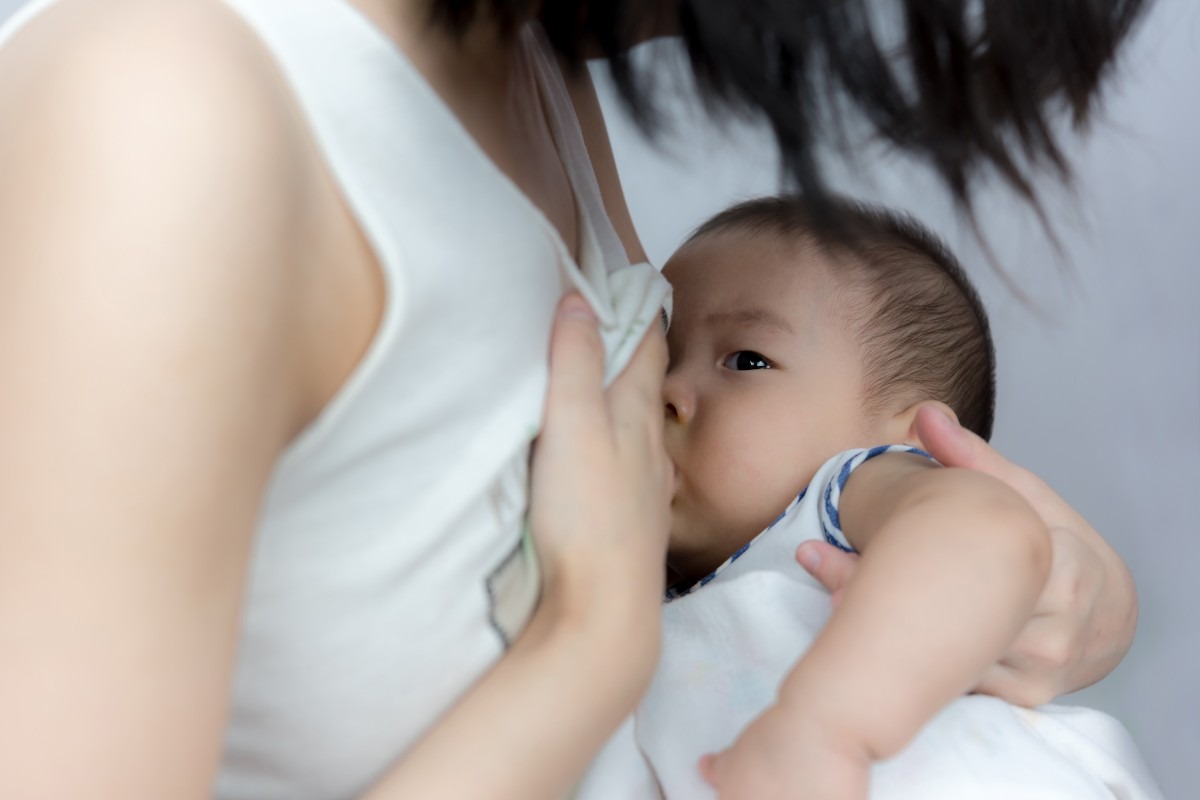 Nâng ngực nội soi có thể cho con uống sữa mẹ