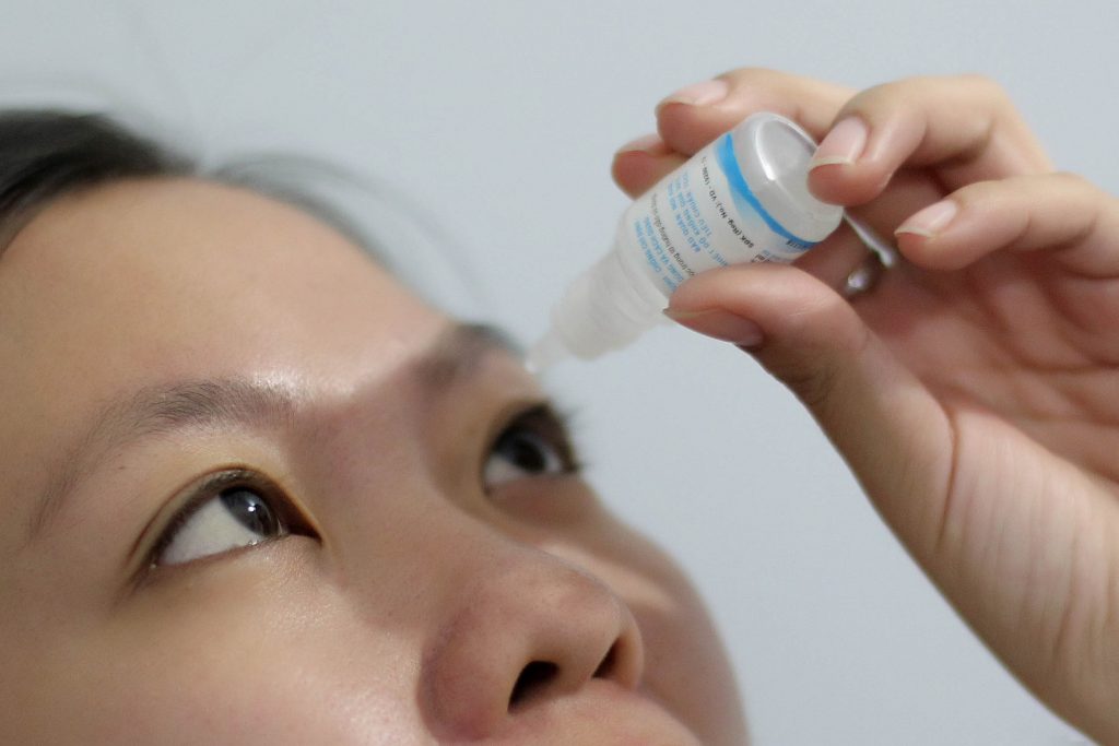 Sử dụng nước muối sinh lý để vệ sinh mắt