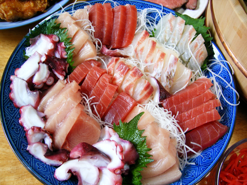 Các loại gỏi, sashimi cũng là các thực phẩm nên kiêng sau khi nâng ngực